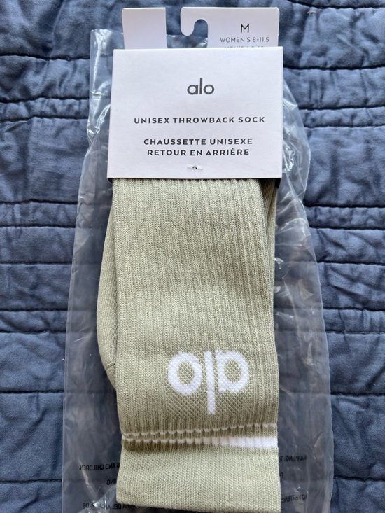 ALO Yoga Accessories - ALO Yoga Limestone and White Unisex Throwback Sock Size M NWT